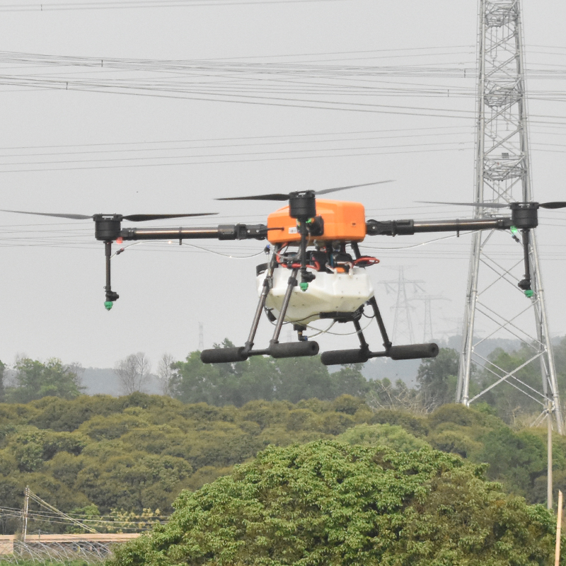 鼎峰無人機作業助力水稻增產豐收