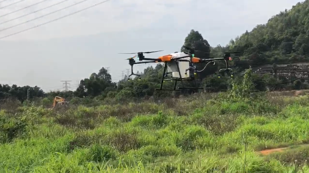 果農打藥用上植保無人機